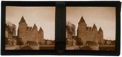 Josselin. - Le château de Josselin : le logis, côté ouest (vues 1-2) et côté parc (vue 3).